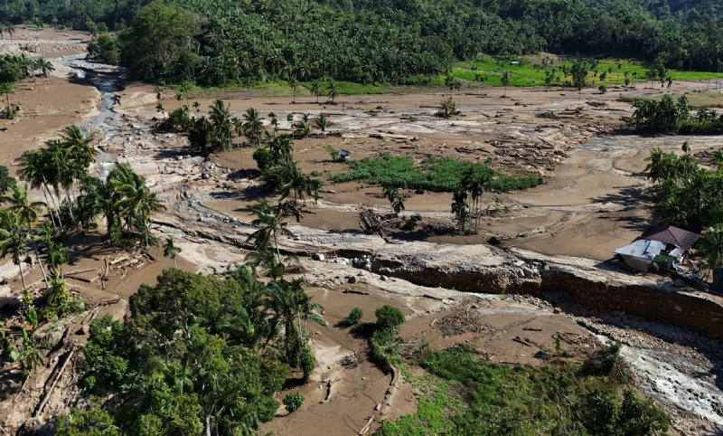 604 killed in floods, landslides in Indonesia 