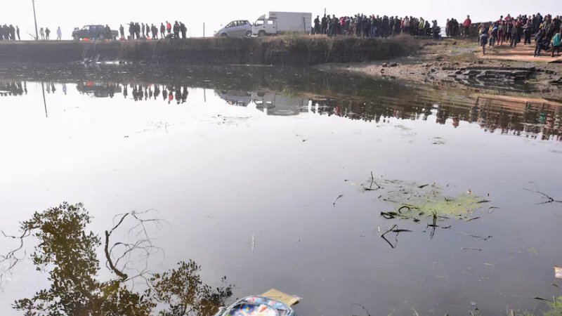 Eight killed as car plunges into pond in East China