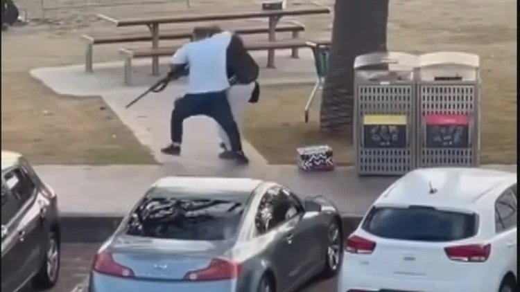 Bystander wrestles gun from suspect in Bondi shooting  -VIDEO 