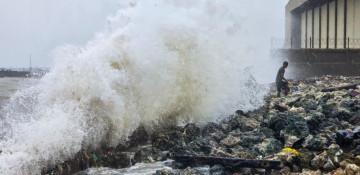 Red alert in India's Tamil Nadu as Cyclone Ditwah lingers