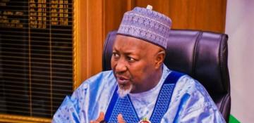 Nigeria’s defense minister steps down