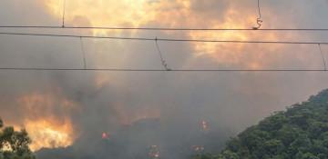 Bushfires destroy homes near Sydney; residents urged to flee -  VIDEO 