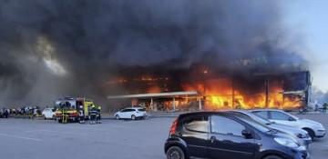 Russian strike hits Ukrainian city of Kremenchuk, cutting utilities, mayor says