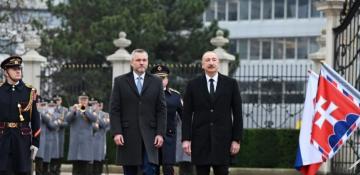 President Ilham Aliyev receives official welcome in Bratislava