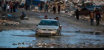 Heavy rains cause 3 damaged buildings to collapse in Gaza City