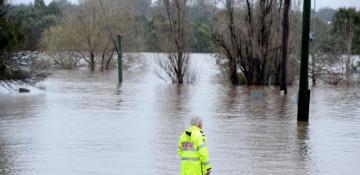 Heavy rain prompts safety warning in Sydney
