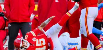 Patrick Mahomes tears ACL, out until next NFL season 