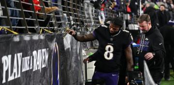 Lamar Jackson leaves game early as Ravens fall to Pats