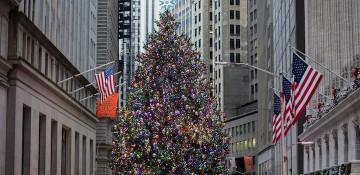 U.S. stock futures edge lower in shortened holiday trading