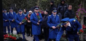 AZAL crash anniversary marked with cemetery visit in Baku