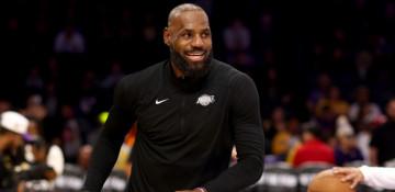 Rockets dominate Lakers on Christmas Day