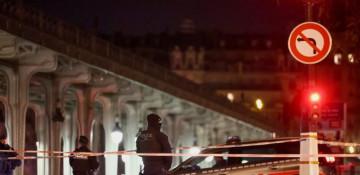 Man stabs three women on Paris metro 