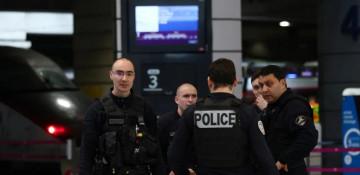 Police arrest suspect after stabbing attacks in Paris metro