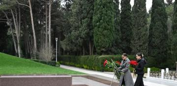 Azerbaijani president and first lady pay tribute to National Leader Heydar Aliyev