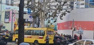 Woman dies after car hits hagwon bus in Seoul