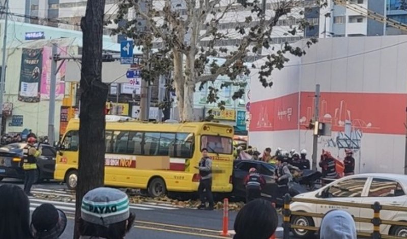 Woman dies after car hits hagwon bus in Seoul