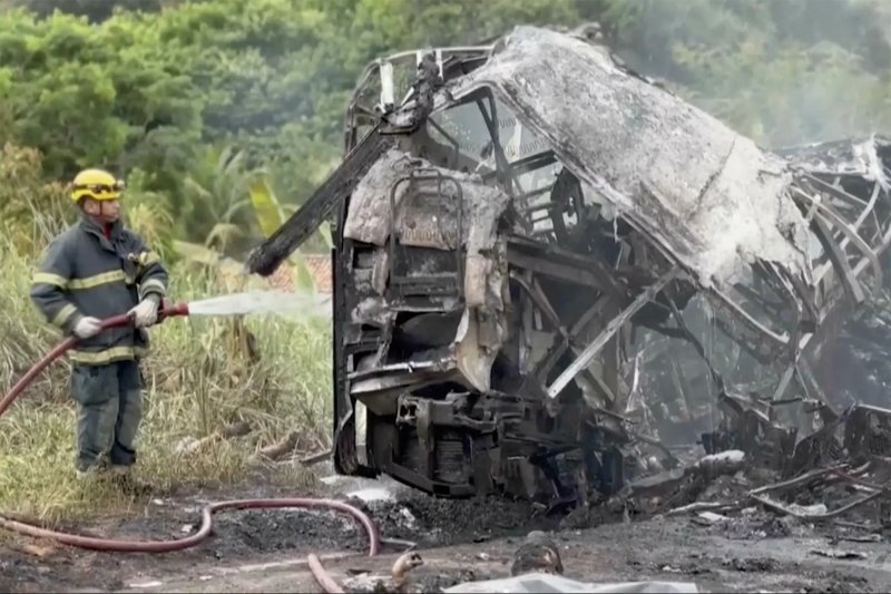 11 killed in bus–truck crash in Southern Brazil