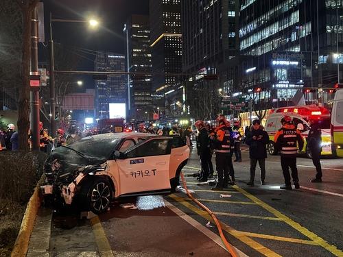 1 dead, 9 hurt as taxi crashes in downtown Seoul