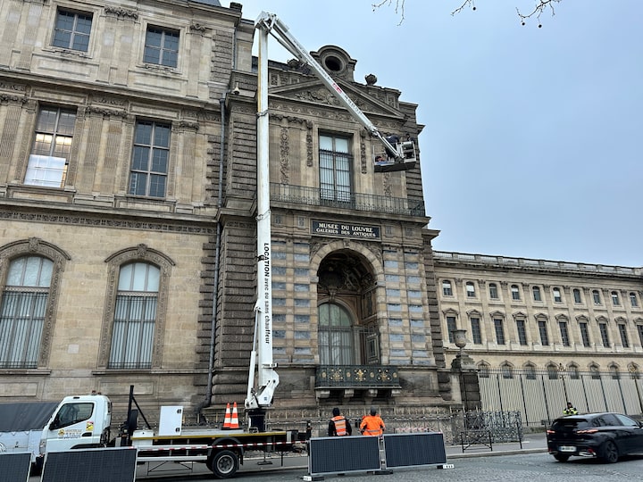 Louvre opening delayed as staff weigh strike resumption 