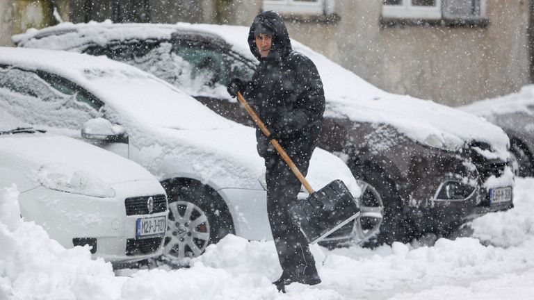 Heavy snowfall leaves over 40,000 households without power in BiH 