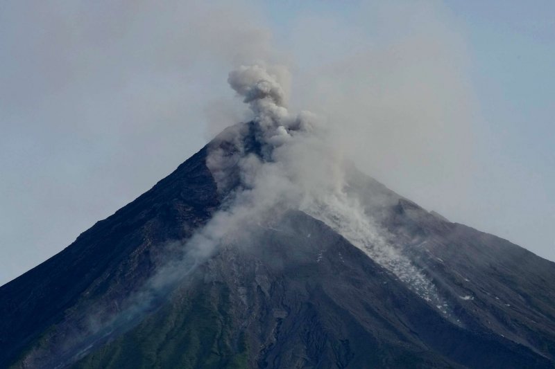 Philippines raises Mayon Volcano alert to Level 3