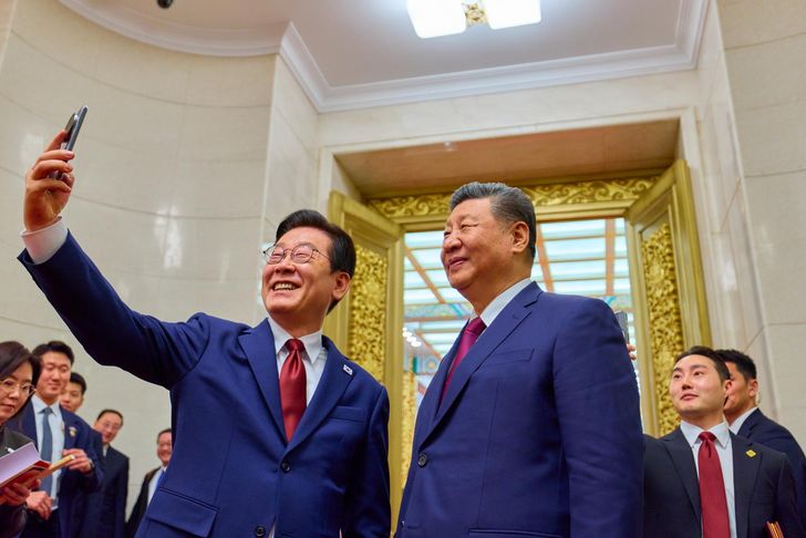 Lee powers on Xiaomi phone from Xi ahead of China visit 