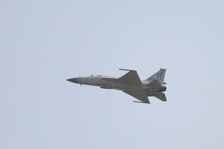 Pakistan explores defence deal with Bangladesh, JF-17 jets on offer 