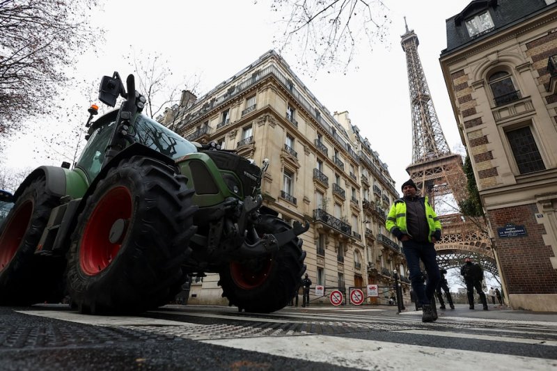 French farmers block Paris roads over Mercosur deal 