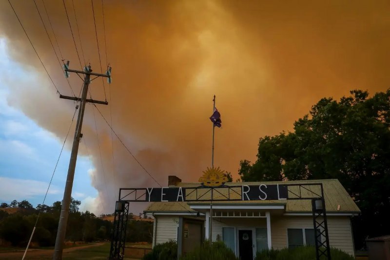 Australia bushfires: Three missing, including child, in Victoria town
