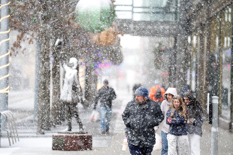 Winter storm kills 3, halts trains and schools in Germany 