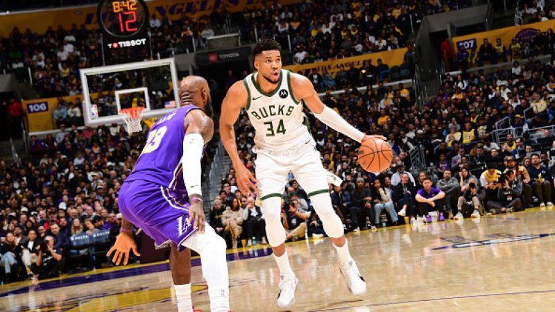 Giannis blocks LeBron twice as Bucks rally to beat Lakers