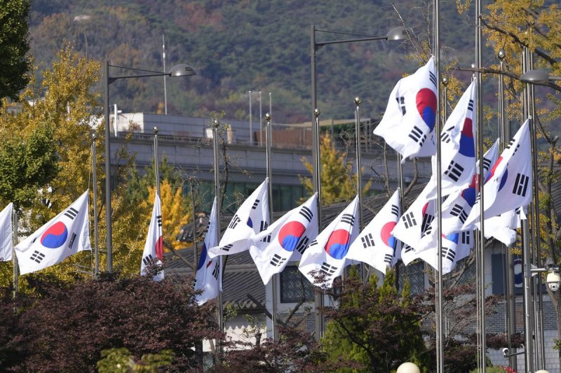 Man killed in South Korea as strong winds topple signboard