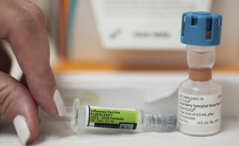 Flu cases rise in US as Trump downplays vaccine 