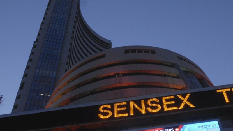  Sensex falls 455 points as foreign funds exit, tariff fears mount 
