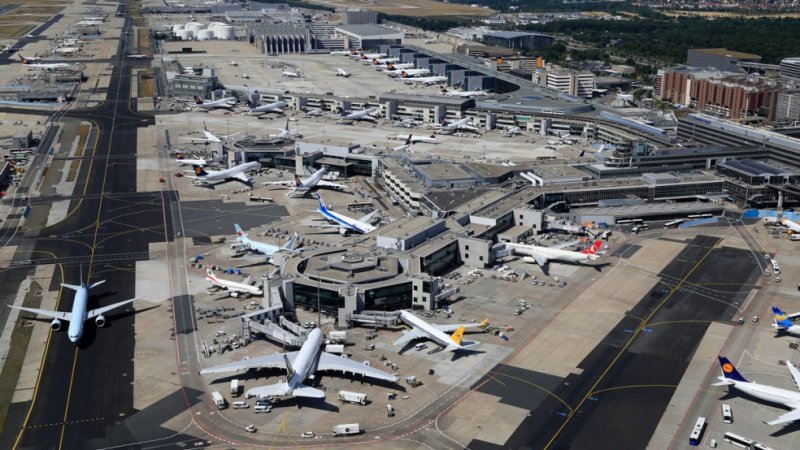 Snowfall causes flight cancellations at Frankfurt Airport