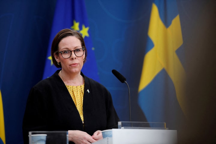 Sweden urges EU ban on Russian oil and luxury exports