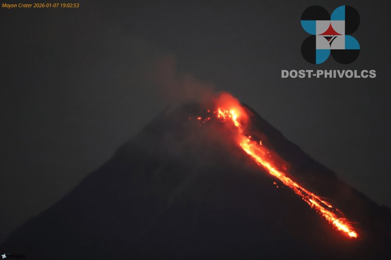 Philippines' Mayon Volcano spews 100-meter-high lava fountain - VIDEO