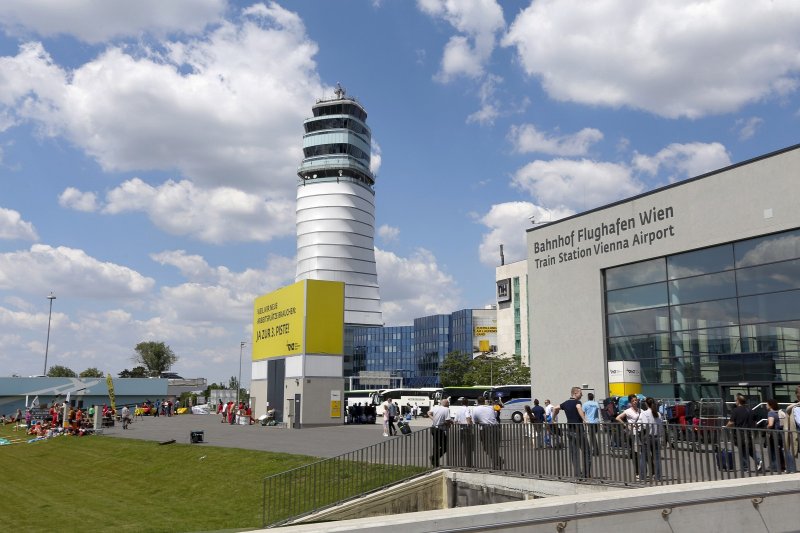Ice closes Vienna airport, limits flights at Prague 