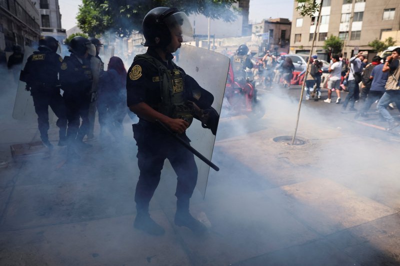 Peruvian transport workers strike in protest of violence