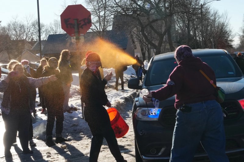 Tensions flare again in Minnesota as agents, protesters clash -  VIDEO 