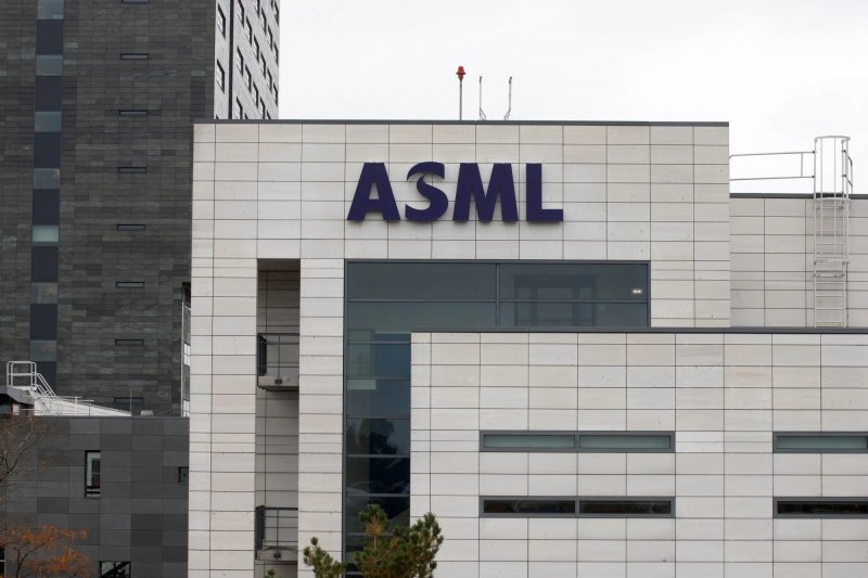 ASML shares surge to all-time high, market cap tops $500B