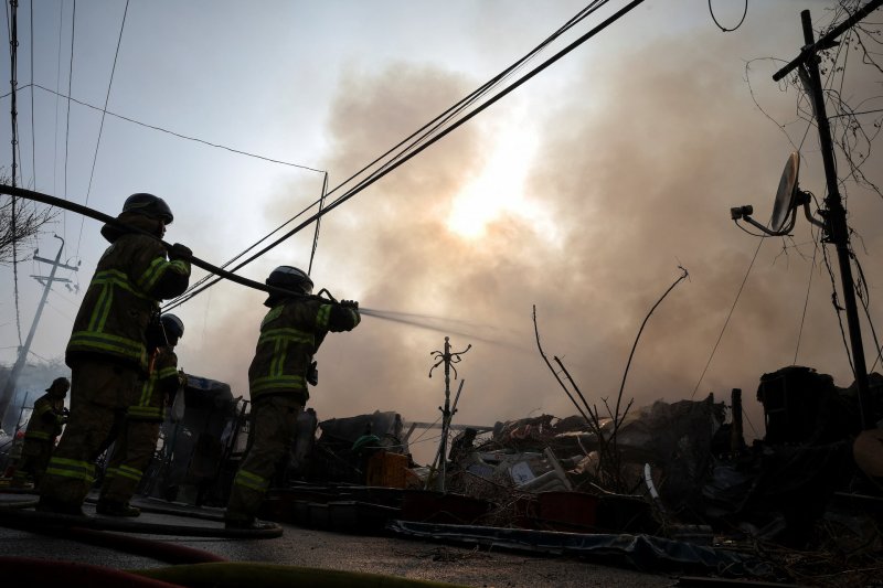 Firefighters battle blaze in South Korea's Gangnam district