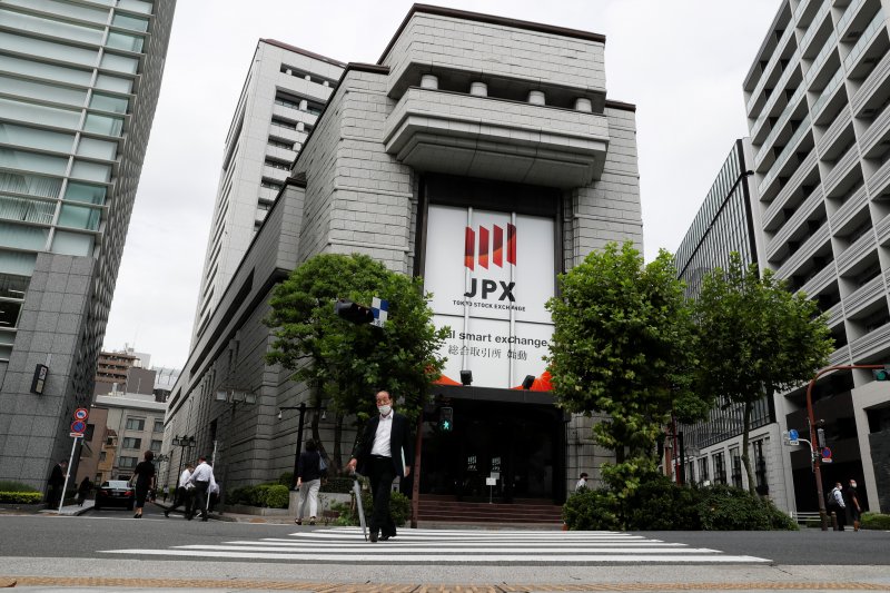 Tokyo stocks fall as investors lock in gains