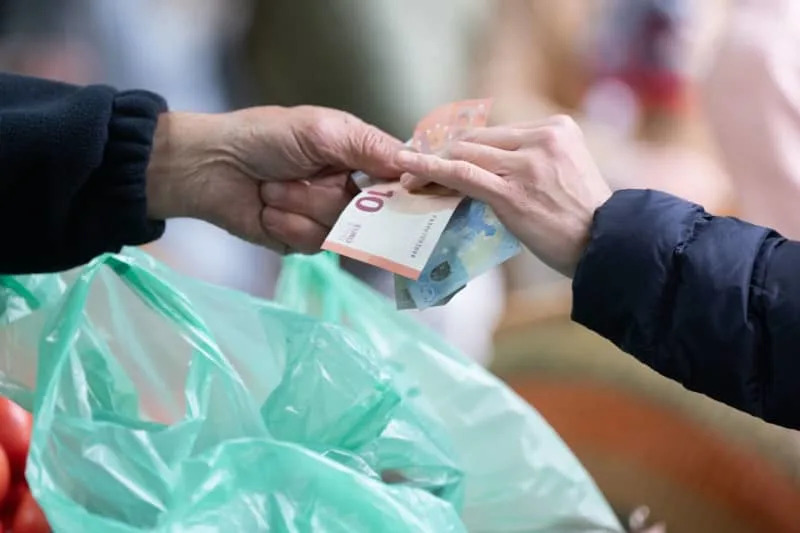 German inflation holds at 2.2 pct in 2025 as energy prices fall 