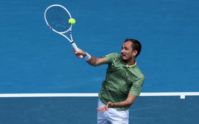 Medvedev edges out de Jong to reach Australian Open round two