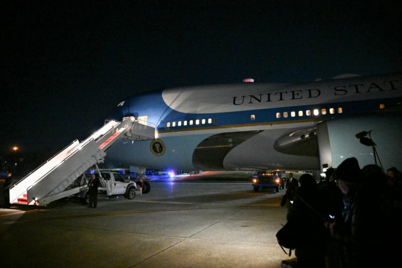 Trump’s plane returns to US due to 'electrical issue' en route to Davos