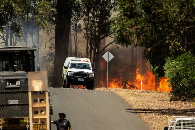 Life-threatening bushfire prompts evacuation in Western Australia