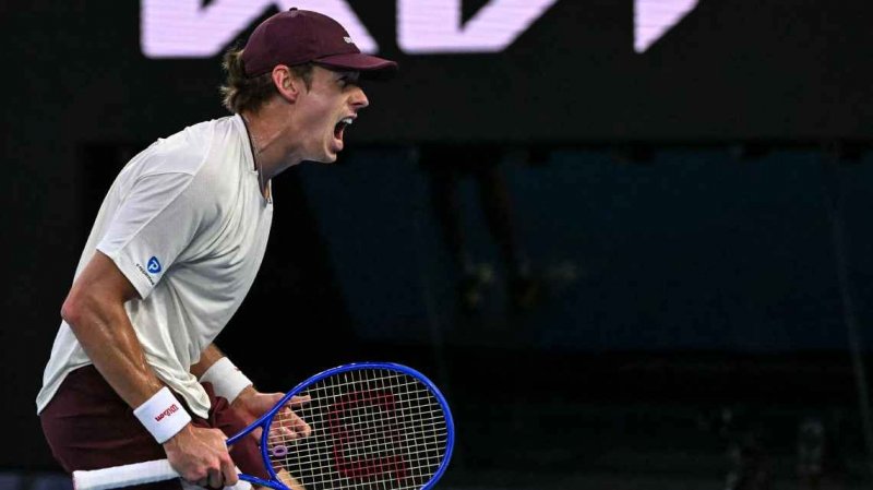 De Minaur survives five-set test to reach Australian Open third round