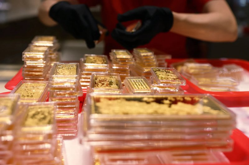 Gold climbs near $5,000 amid dollar weakness