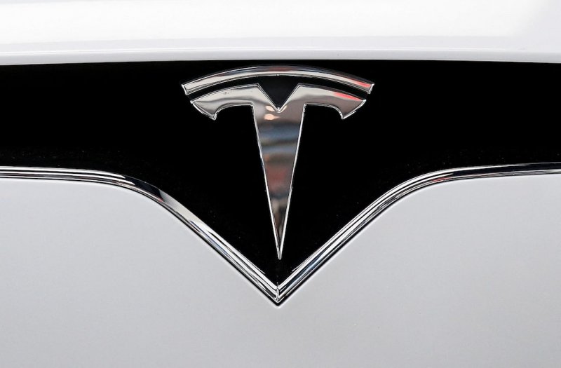 Tesla adds subscription fee for highway driver-assist 